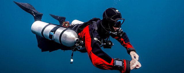 Automatika-suchy-oblek-sidemount.jpg