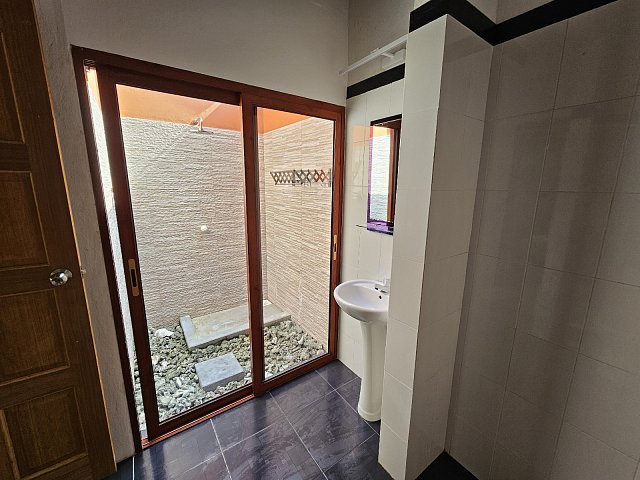 BEACH SUITES - VENKOVNÍ KOUPELNA - SPRCHA