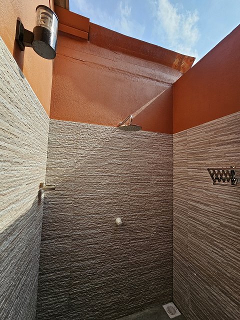 BEACH SUITES - VENKOVNÍ KOUPELNA - SPRCHA